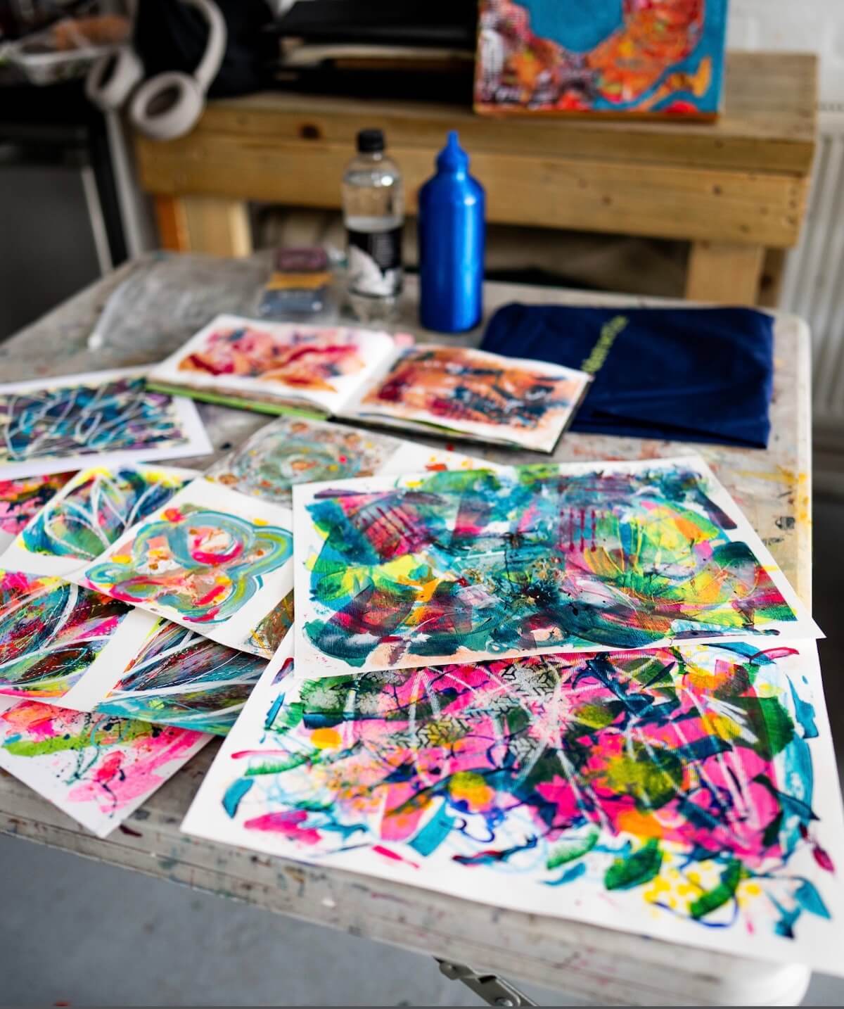 Large Abstract Canvas with Intuitive Abstract Circle